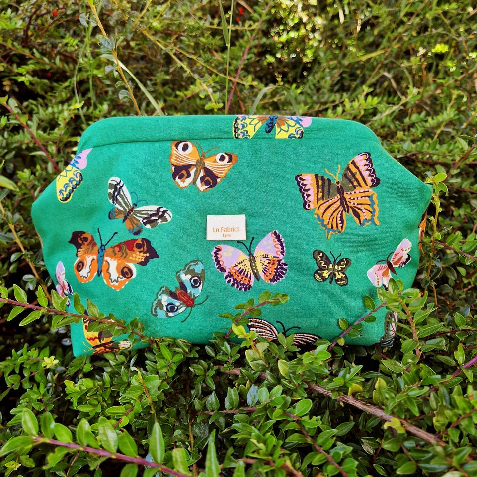 Trousse baby clap à projets ou trousse de toilette molletonnée en tissu Nathalie Lété coton imprimé papillons orange jaune sur fond vert