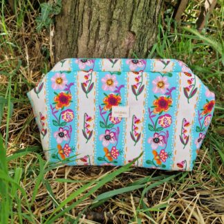 Trousse créateur baby clap à projets ou trousse de toilette molletonnée en tissu Nathalie Lété coton imprimé rayures et fleurs, aqua, écru