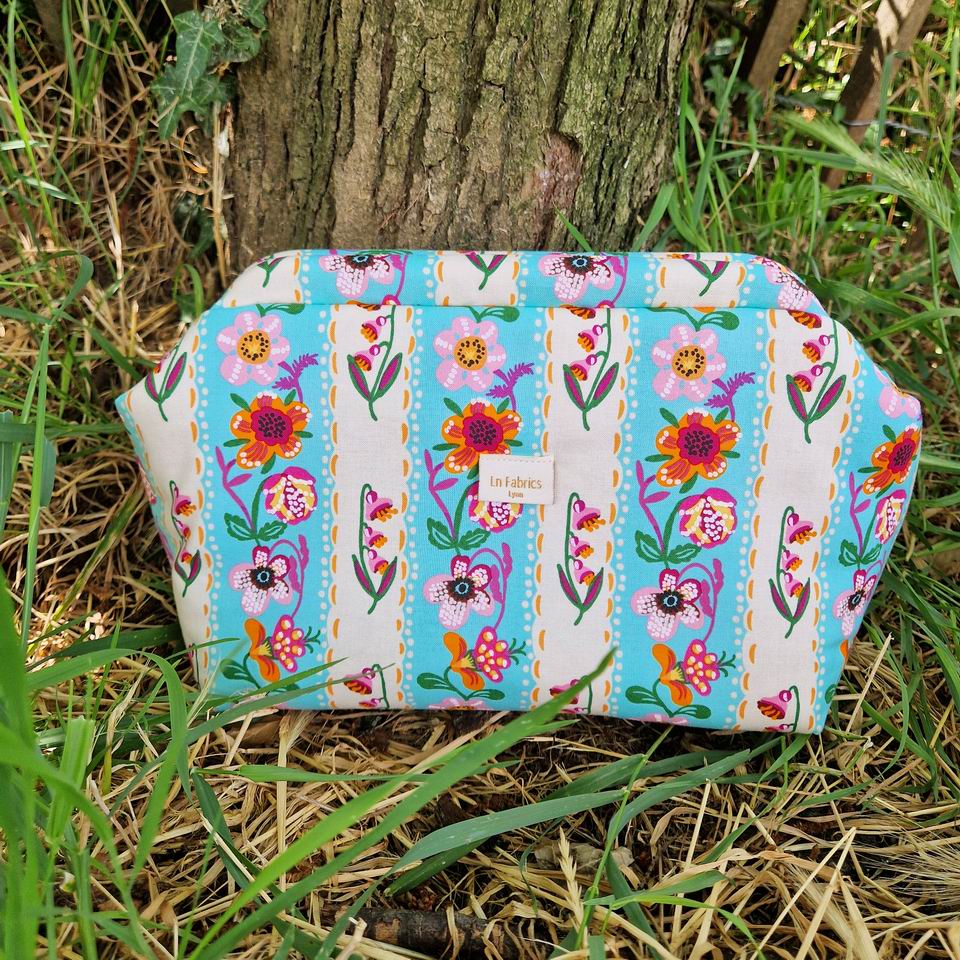 Trousse créateur baby clap à projets ou trousse de toilette molletonnée en tissu Nathalie Lété coton imprimé rayures et fleurs, aqua, écru