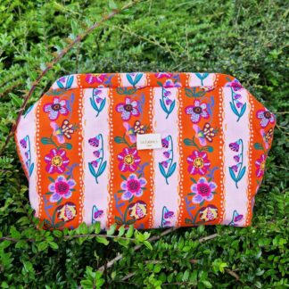 Trousse baby clap à projets ou trousse de toilette molletonnée en tissu Nathalie Lété coton imprimé rayures et fleurs, orange, parme, violet