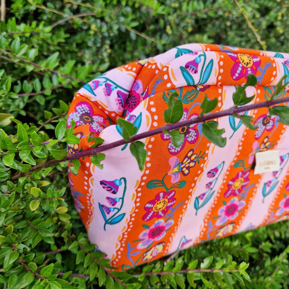 Trousse de voyage clip clap tissu free spirit Nathalie Lété tissu rayures fleurs orange et parme
