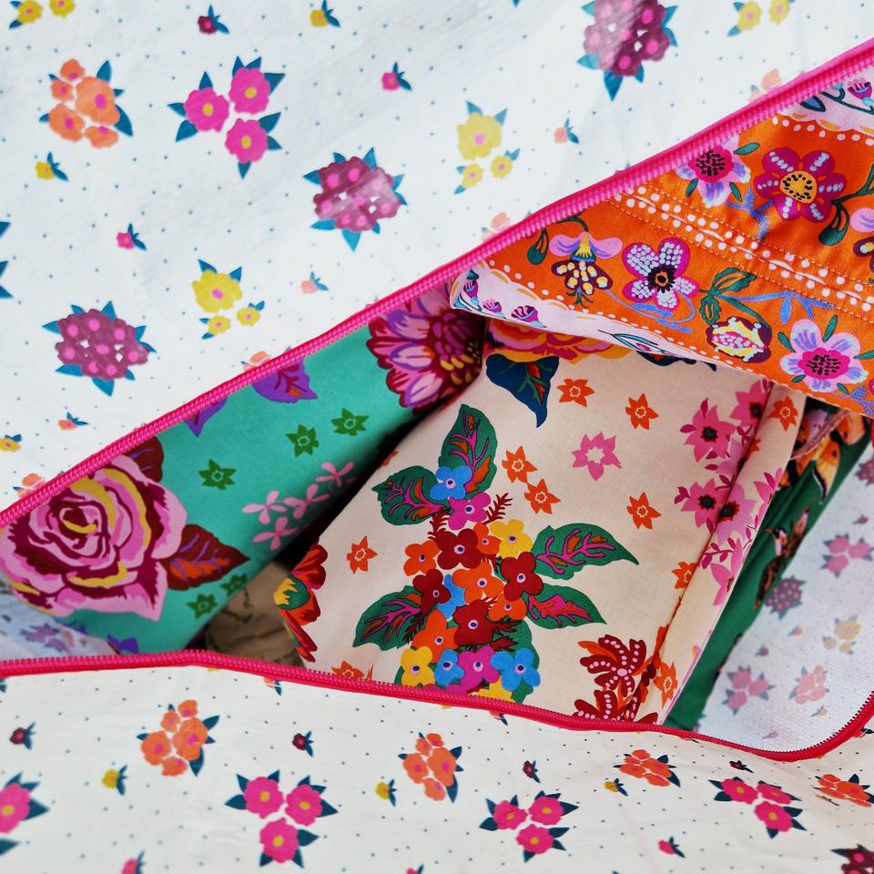 Fabrication française pour ces trousses de toilette ou trousses à projets baby clap en coton imprimé Nathalie Lété pour Free Spirit collection Spring in Paris
