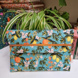Pochette livres molletonnée tissu coton imprimé primavera oranges et citrons rifle paper co fond blanc bleu vert