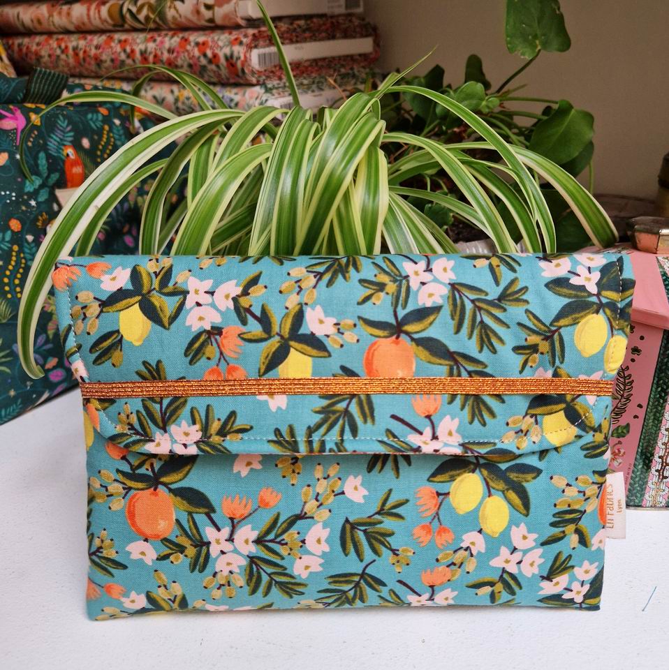 Pochette livres molletonnée tissu coton imprimé primavera oranges et citrons rifle paper co fond blanc bleu vert