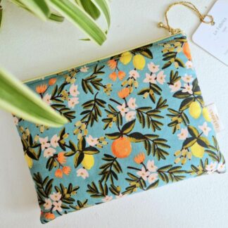 Pochette molletonnée tissu coton imprimé primavera oranges et citrons rifle paper co fond blanc bleu vert