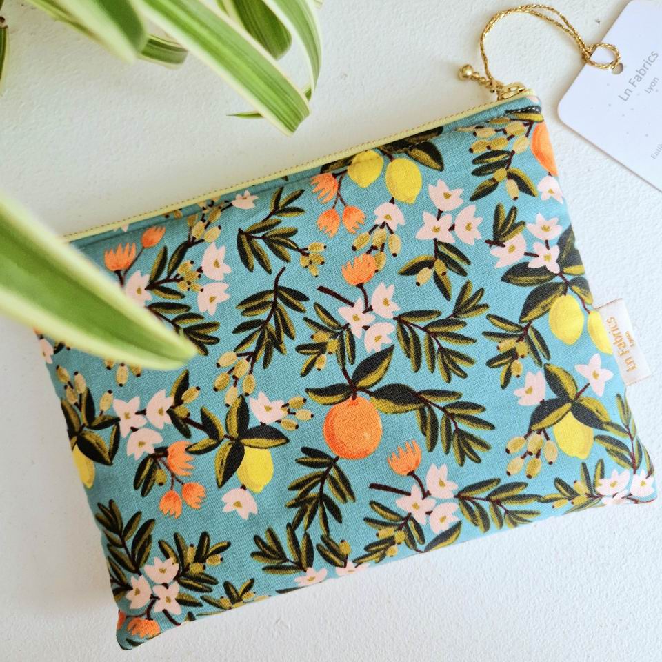 Pochette molletonnée tissu coton imprimé primavera oranges et citrons rifle paper co fond blanc bleu vert