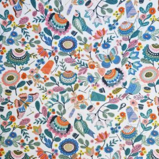 Tissu imprimé fleurs papillons oiseaux et thème de la couture avec des oiseaux clairs couleurs pastels sur fond blanc bobines de fil