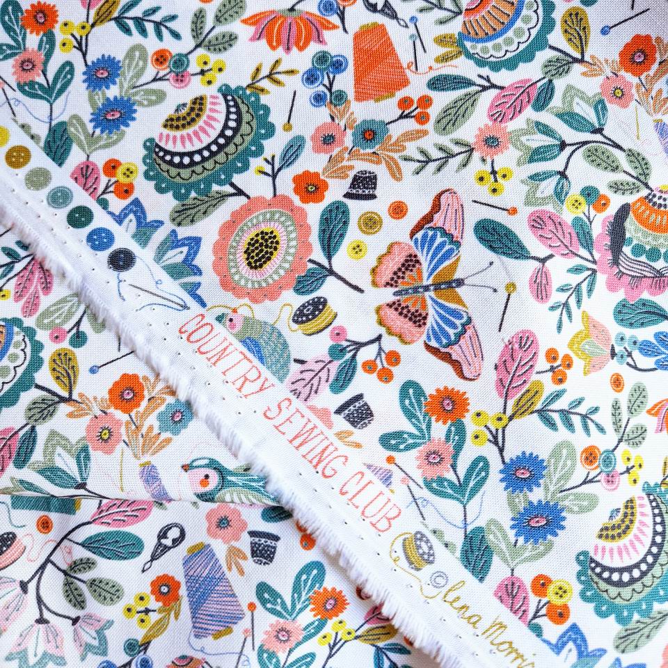 Tissu coton imprimé Thread and Ink motif country sewing club parfait pour la couture créative