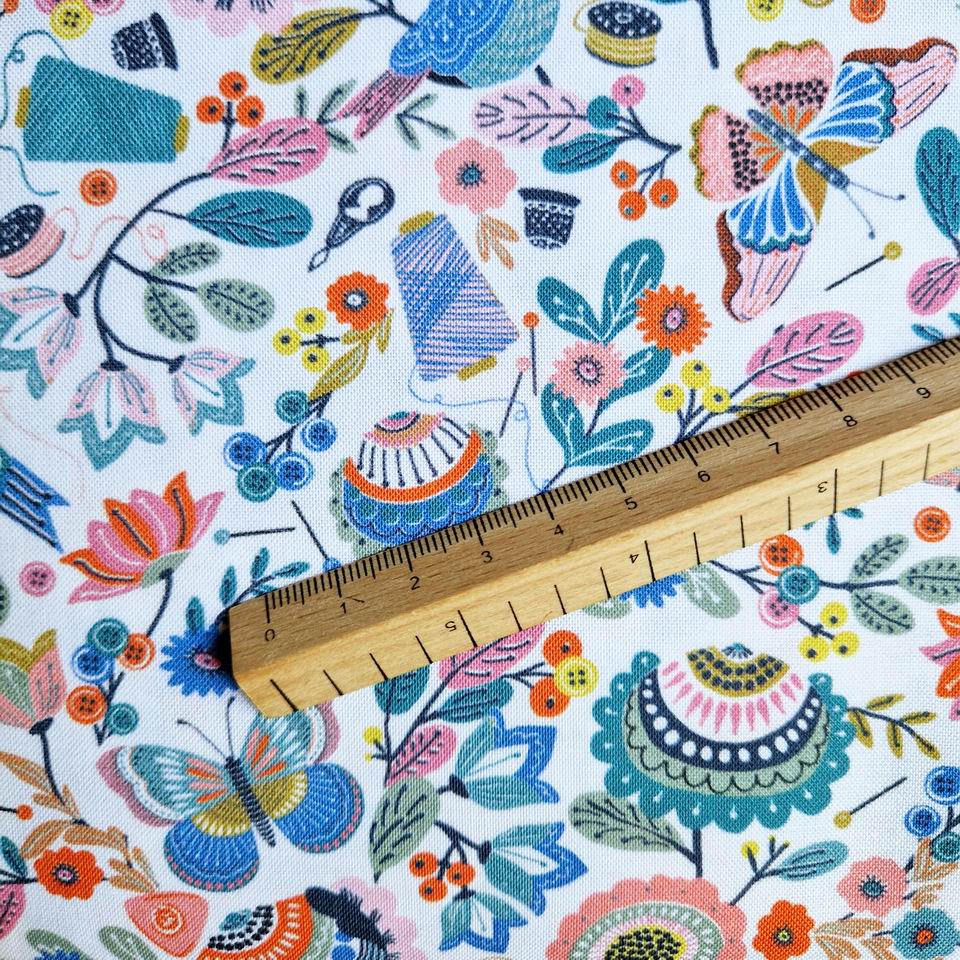 Tissu coton imprimé motif oiseau hirondelle papillon entrelacé dans le thème de la couture motifs couleurs pastels sur fond blanc