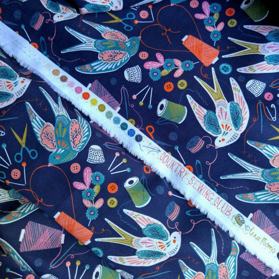 Tissu coton imprimé Thread and Ink motif country sewing club parfait pour la couture créative