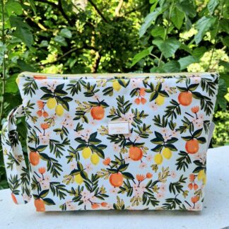 Trousse molletonnée avec poignée tissu imprimé primavera oranges et citrons rifle paper co fond blanc crème