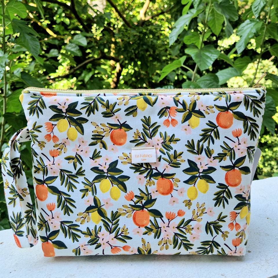 Trousse molletonnée avec poignée tissu imprimé primavera oranges et citrons rifle paper co fond blanc crème