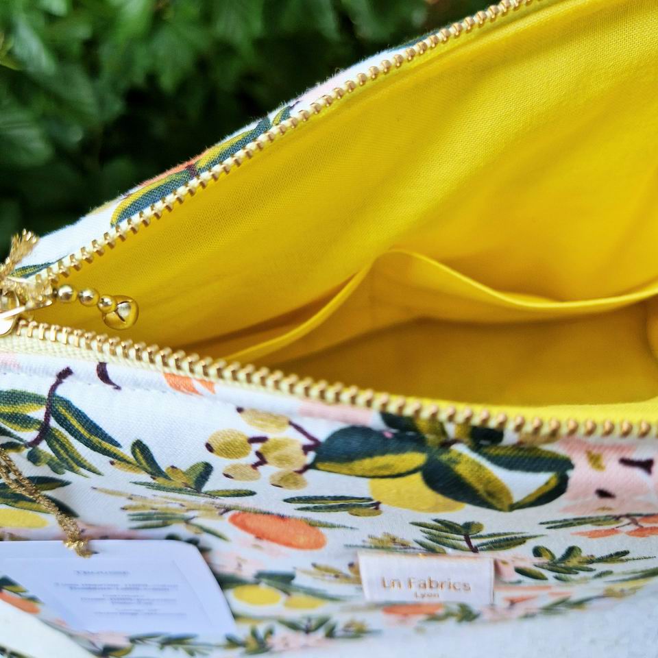 Trousse molletonnée avec poches interieures et poignée tissu imprimé agrumes oranges et citrons rifle paper co sur fond blanc crème