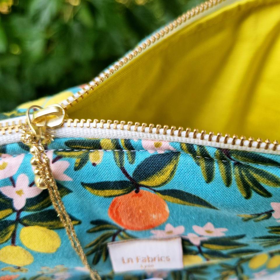 Trousse molletonnée tissu imprimé agrumes oranges et citrons rifle paper co sur fond bleu vert doublure jaune citron