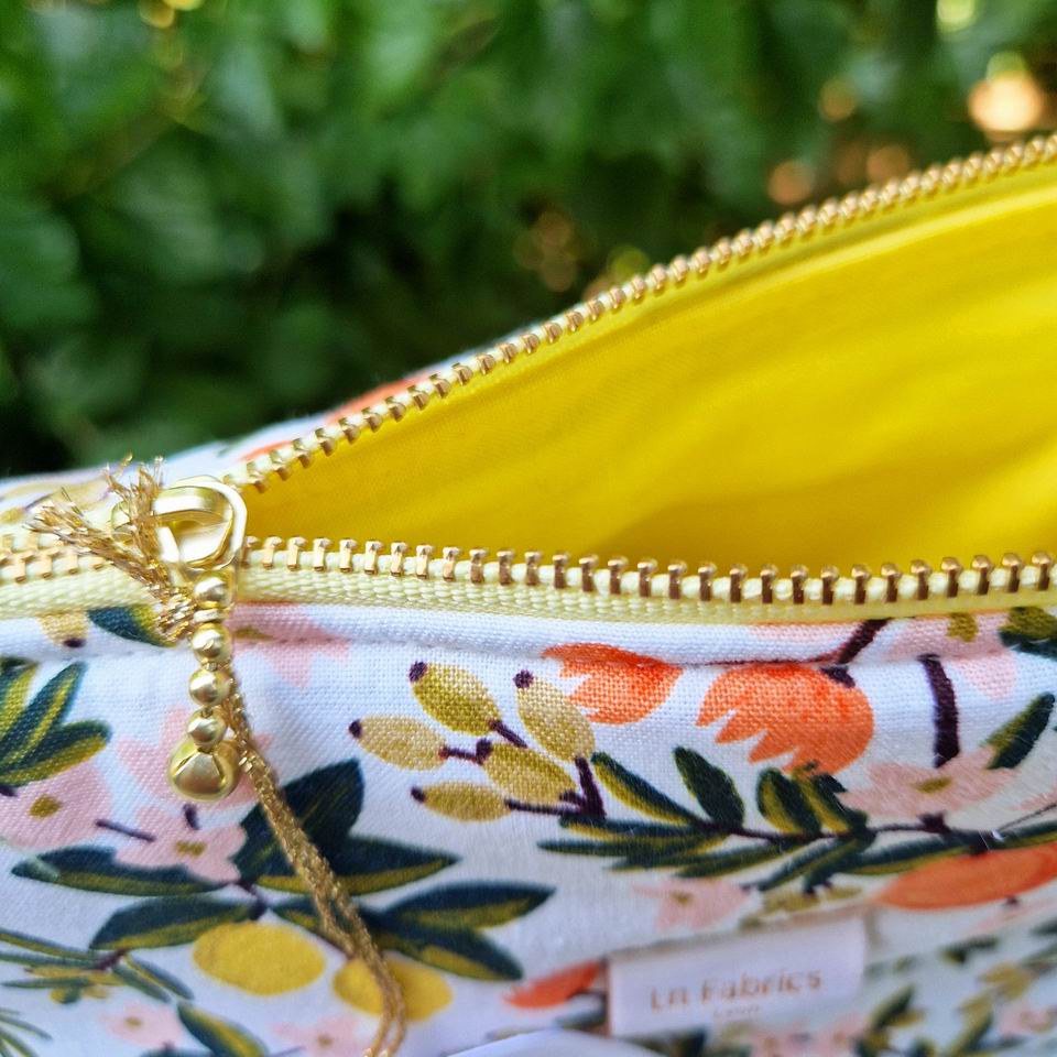 Trousse molletonnée tissu imprimé agrumes oranges et citrons rifle paper co sur fond blanc crème doublure jaune citron