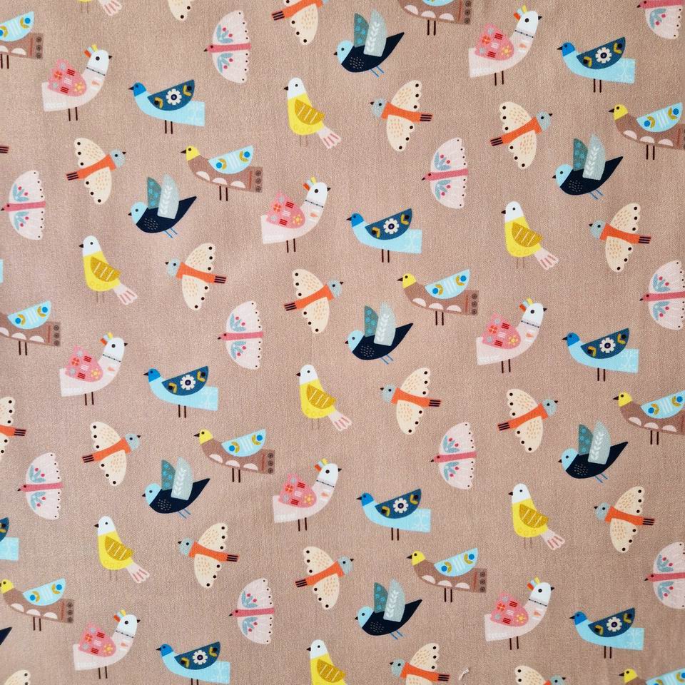 Tissu imprimé coton oiseaux Dashwood studio Nordiska oiseaux stylisé couleurs pastels sur fond beige rosé