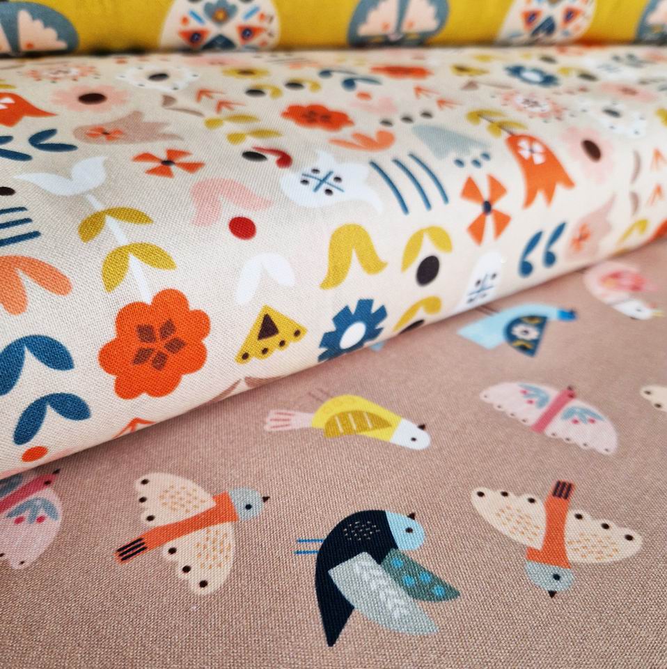 tissu coton dashwood studio imprimé oiseaux et fleurs couleurs douces et pastels motifs stylissés vintage aux accents scandinaves parfait pour le patchwork et la couture créative