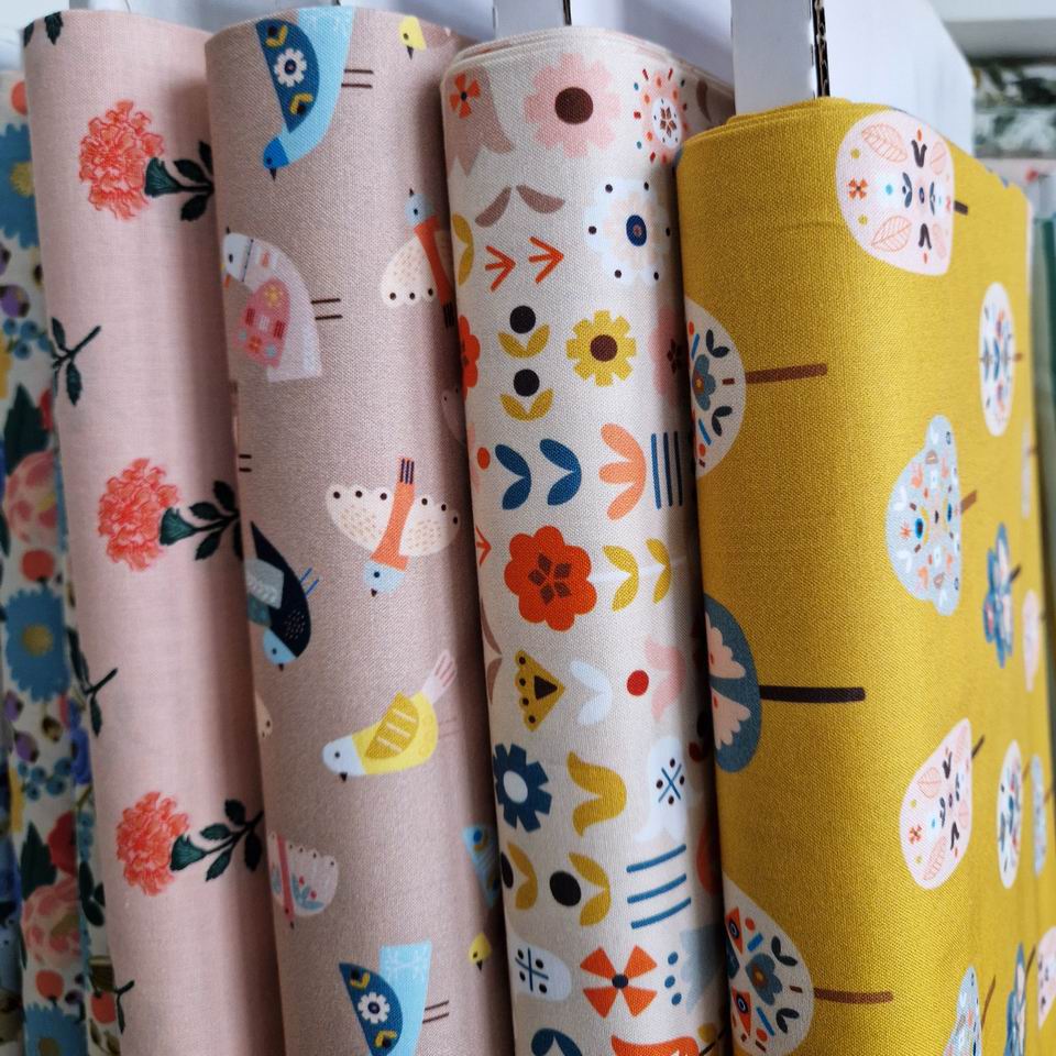 Tissu coton imprimé dashwood studio motifs epurés oiseaux fleurs vintage aux notes scandinave parfait pour la couture créative