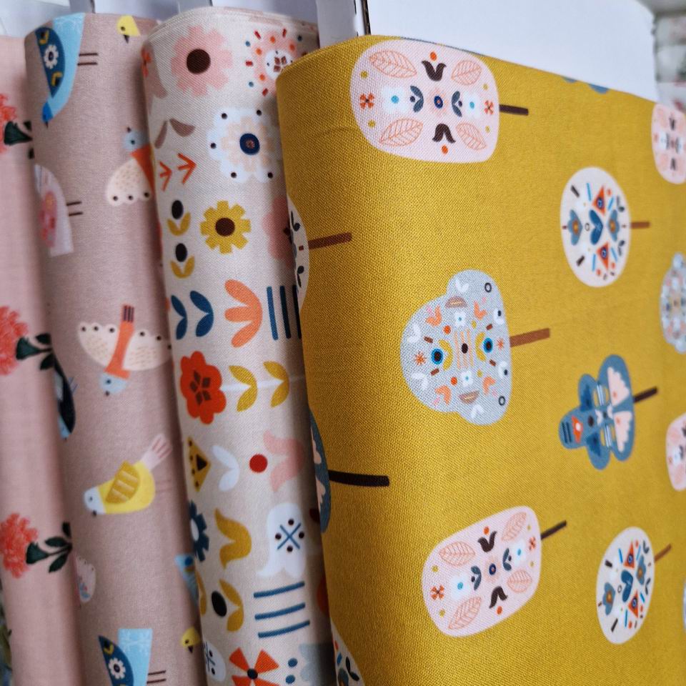 Tissu coton imprimé dashwood studio motifs epurés oiseaux fleurs vintage aux notes scandinave parfait pour la couture créative