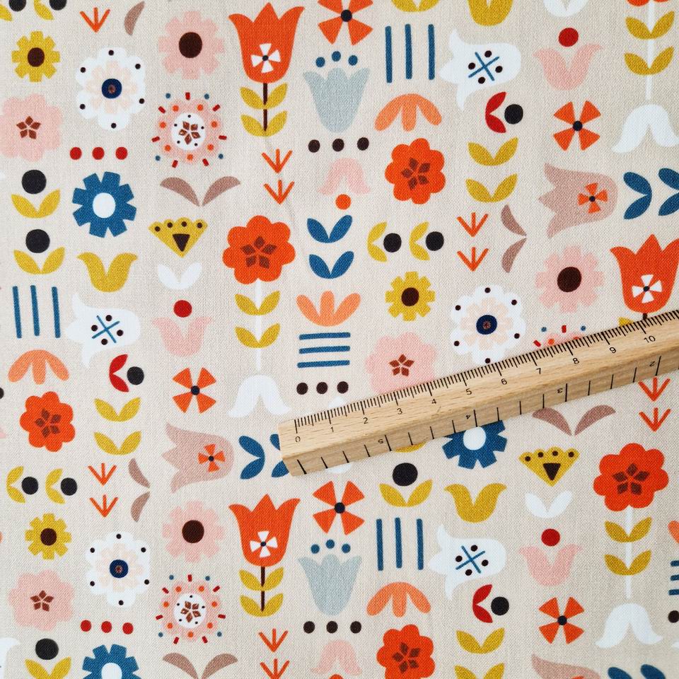 tissu coton imprimé fleurs géométriques stylisées vintage et scandinave à la fois fond crème couleurs rouge orange ocre jaune