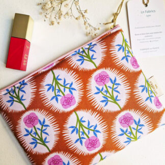 Pochette molletonnée tissu coton imprimé blommology médaillons de fleurs mauves et bleu cobalt tige vert pomme sur fond caramel