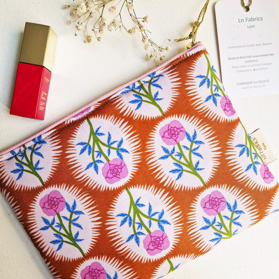 Pochette molletonnée tissu coton imprimé blommology médaillons de fleurs mauves et bleu cobalt tige vert pomme sur fond caramel