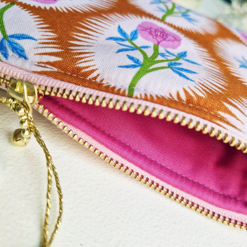 Doublure dashwood studio en coton rose crocus joli curseur doré triple billes fabrication française pour cette pochette molletonnée imprimé fleurs tissu free spirit