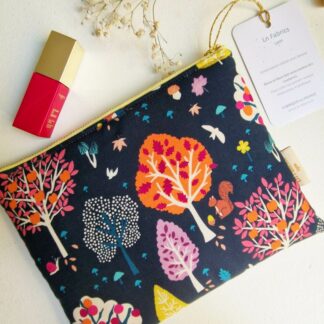 Pochette molletonnée tissu imprimé woodland dashwood studio coton arbres couleurs d'automne rouge orange, rose sur fond bleu nuit