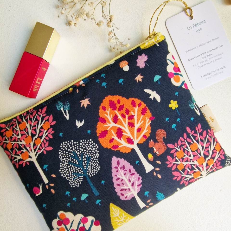 Pochette molletonnée tissu imprimé woodland dashwood studio coton arbres couleurs d'automne rouge orange, rose sur fond bleu nuit
