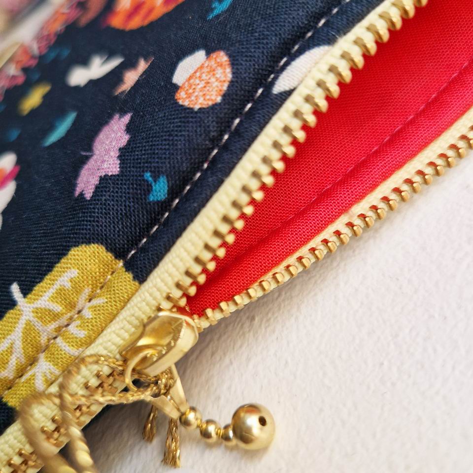 Doublure dashwood studio en coton orange fuschia joli curseur doré triple billes fabrication française pour cette pochette molletonnée imprimé arbres d'automne