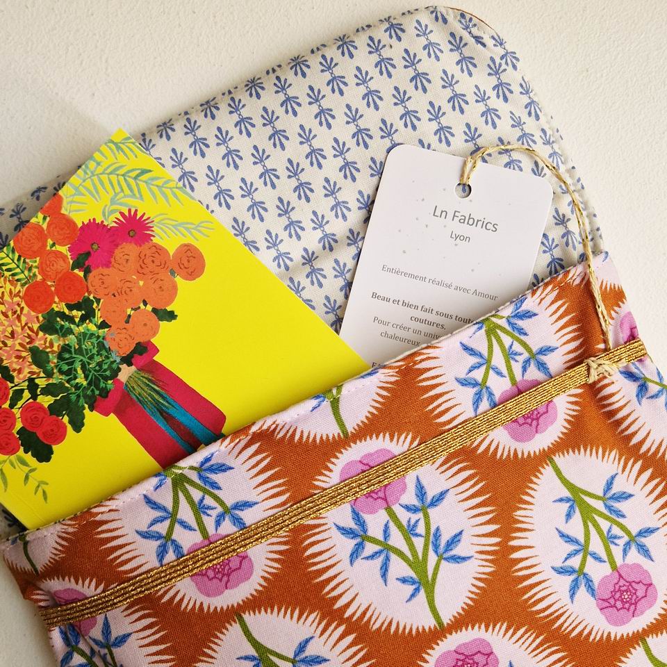doublure imprimée mini motifs rifle paper co pour cette pochette livre molletonnée tissu coton motif floral free spirit sur fond caramel