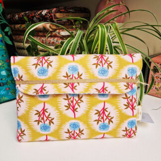 Pochette livres molletonnée tissu coton imprimé bloomology free spirit imprimé médaillon fleuri sur fond couleur jaune maïs élastique doré métallisé