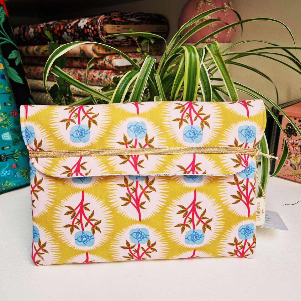 Pochette livres molletonnée tissu coton imprimé bloomology free spirit imprimé médaillon fleuri sur fond couleur jaune maïs élastique doré métallisé
