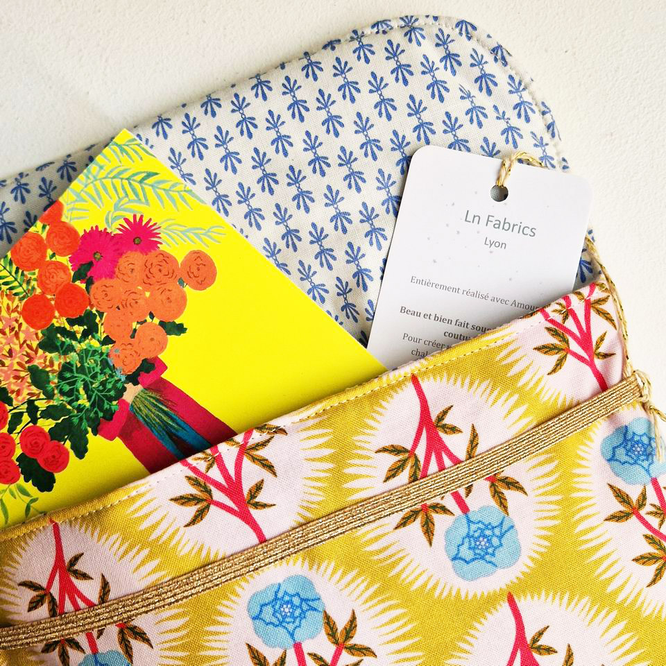 doublure imprimée mini motifs rifle paper co pour cette pochette livre molletonnée tissu coton motif floral free spirit sur fond jaune maïs