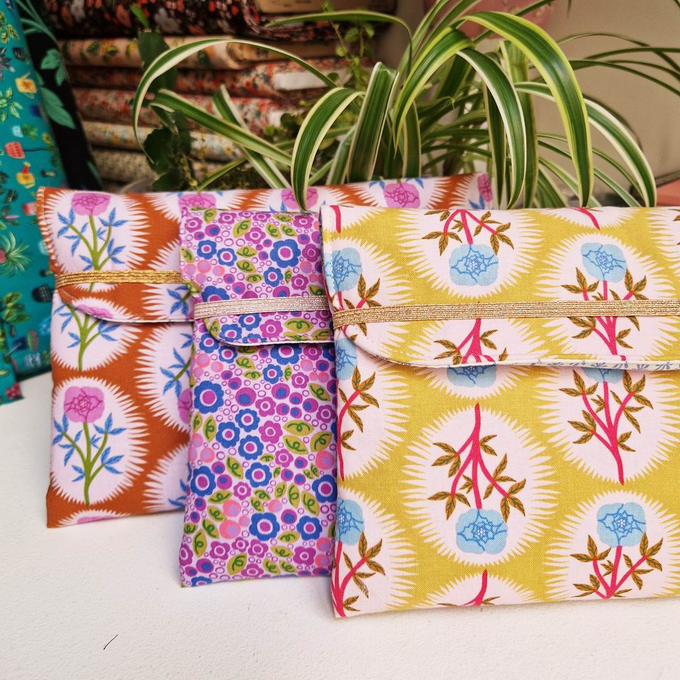 Pochettes livres molletonnées fabrication françaises tissu imprimé bloomology free spirit pour fermer la pochette élastique métallisé or cuivré et rosé