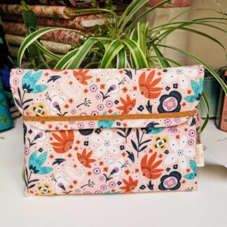 Pochette livres molletonnée tissu coton imprimé mini fleurs bloomology free spirit violet bleu mauve élastique rosé métallisé