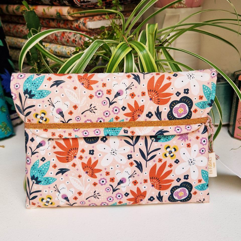 Pochette livres molletonnée tissu coton imprimé mini fleurs bloomology free spirit violet bleu mauve élastique rosé métallisé