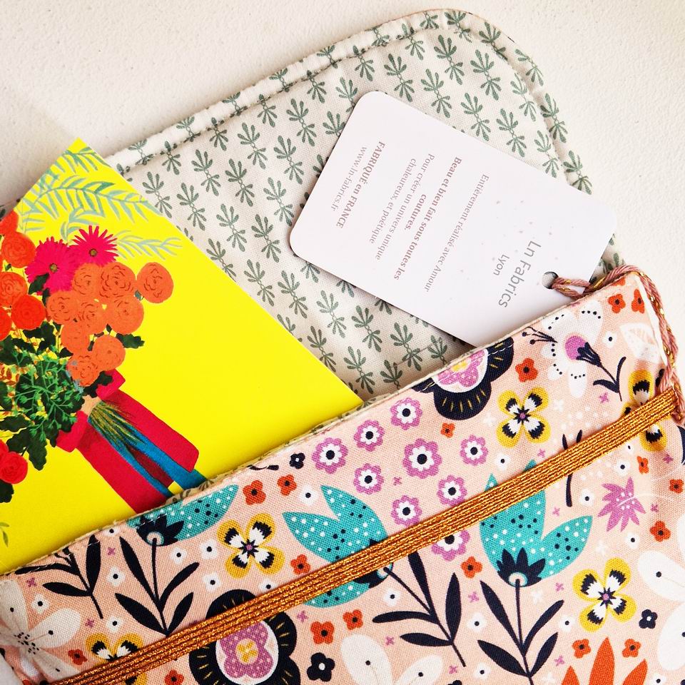 doublure coton imprimée mini motifs rifle paper co pour cette pochette livre molletonnée tissu coton motif floral free spirit camaieu rose violet mauve