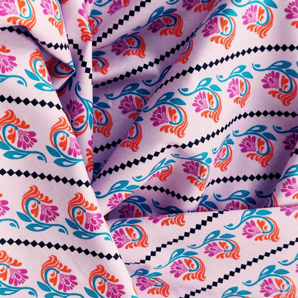 Tissu coton imprimé free Spirit collection Fluent de Anna Maria parfait pour la couture créative et le patchwork des diagonales de fleurs sur un fond lavande parfait pour coordonner