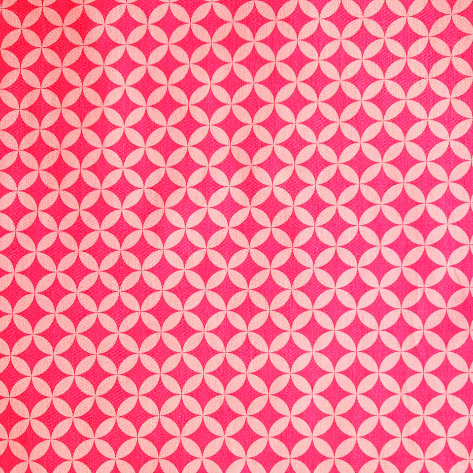 Tissu Anna Maria Free Spirit coton imprimé géométrique rose fuschia et rose corail parfait pour coordonner