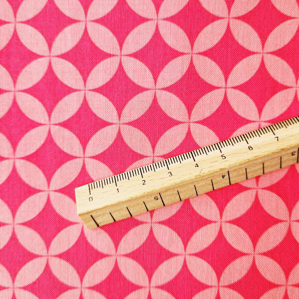 Tissu Anna Maria Free Spirit coton imprimé motifs géométrique et cercles rose fuschia et rose corail parfait pour la couture créative le patchwork