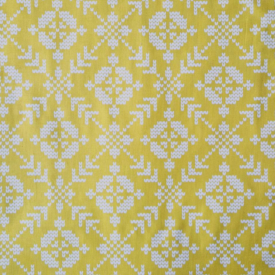 Tissu coton free spirit imprimé graphique géométrique comme un motif jacquard en tricot blanc crème sur fond jaune pickle