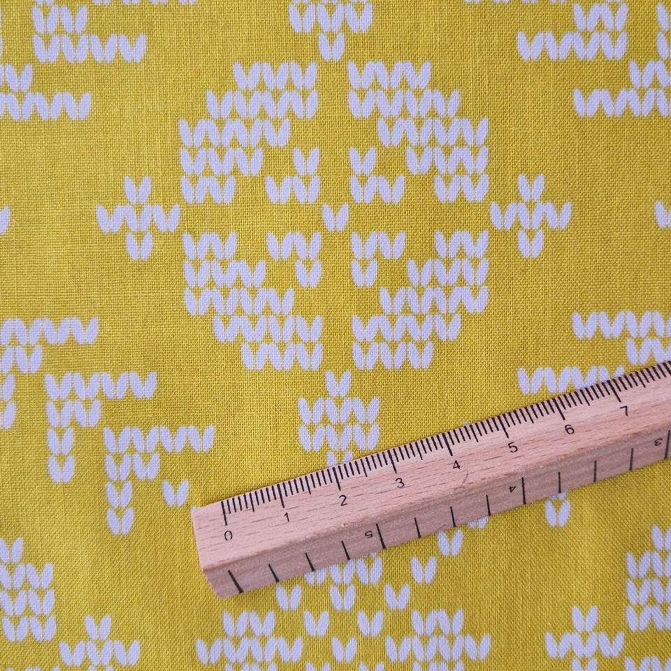 Imprimé motif jacquard crème sur fond jaune pickle collection good gracious de Anna Maria pour Free Spirit