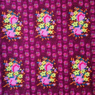 Tissu coton imprimé floral Anna Maria pour Free Spirit bousquets de fleurs éclatants jaune mauve sur fond prune