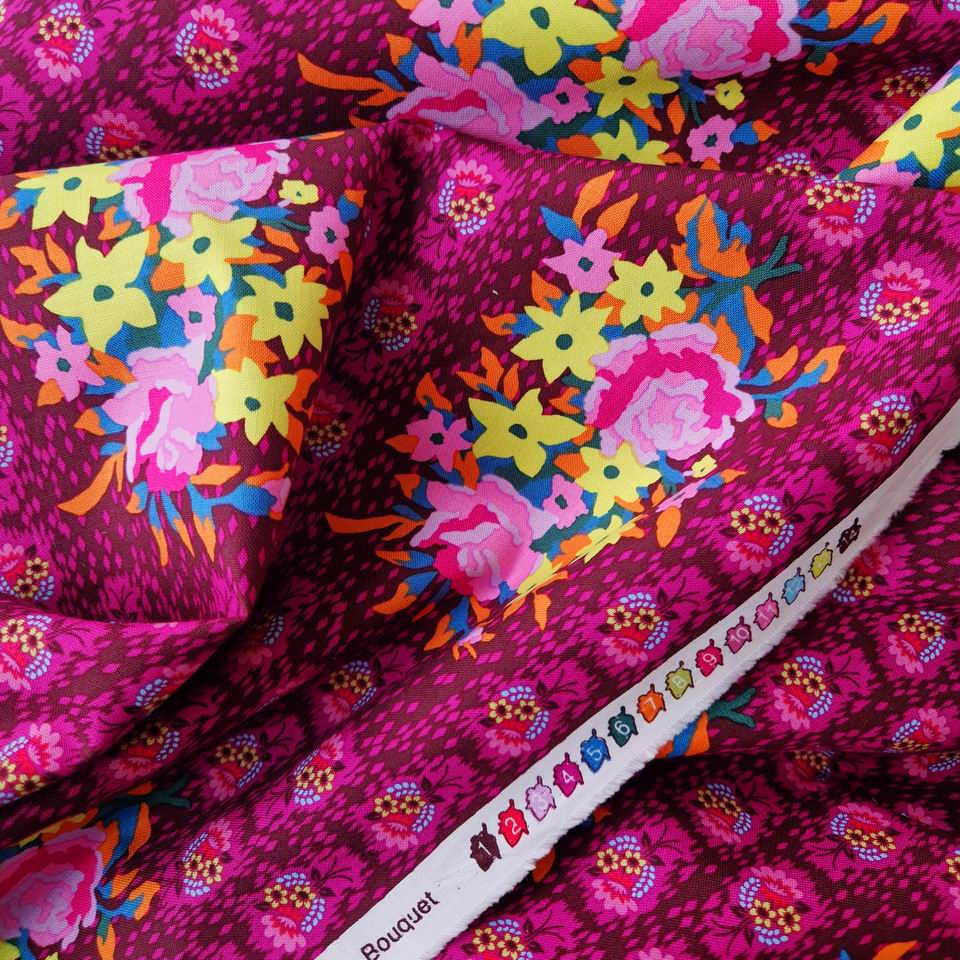 Tissu coton imprimé free Spirit collection handsight de Anna Maria parfait pour la couture créative et le patchwork des bouquets de fleurs éclatantes sur un fond intense et profond prune