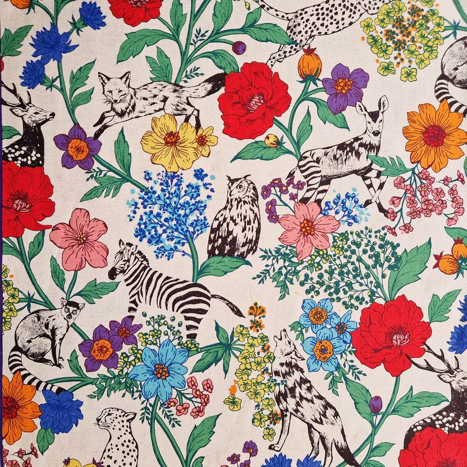 Tissu canvas lin coton japonais kokka imprimé fleurs et animaux de la jungle fond couleur naturel eclats de couleur rouge bleu vert