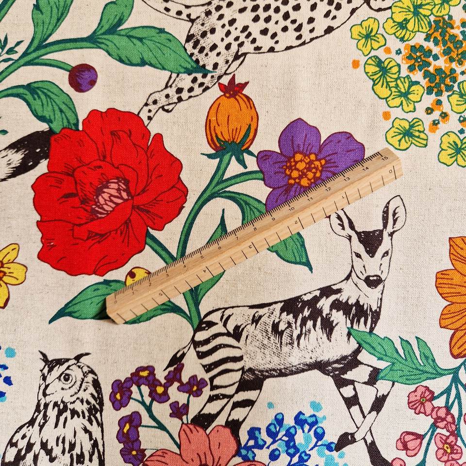 tissu japonais lin coton imprimé animaux biche jaquar zébre renard et fleurs couleurs vives sur un fond naturel