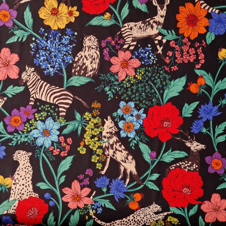 Tissu canvas lin coton japonais kokka imprimé fleurs et animaux de la jungle fond noir eclats de couleurs vives rouge bleu vert jaune