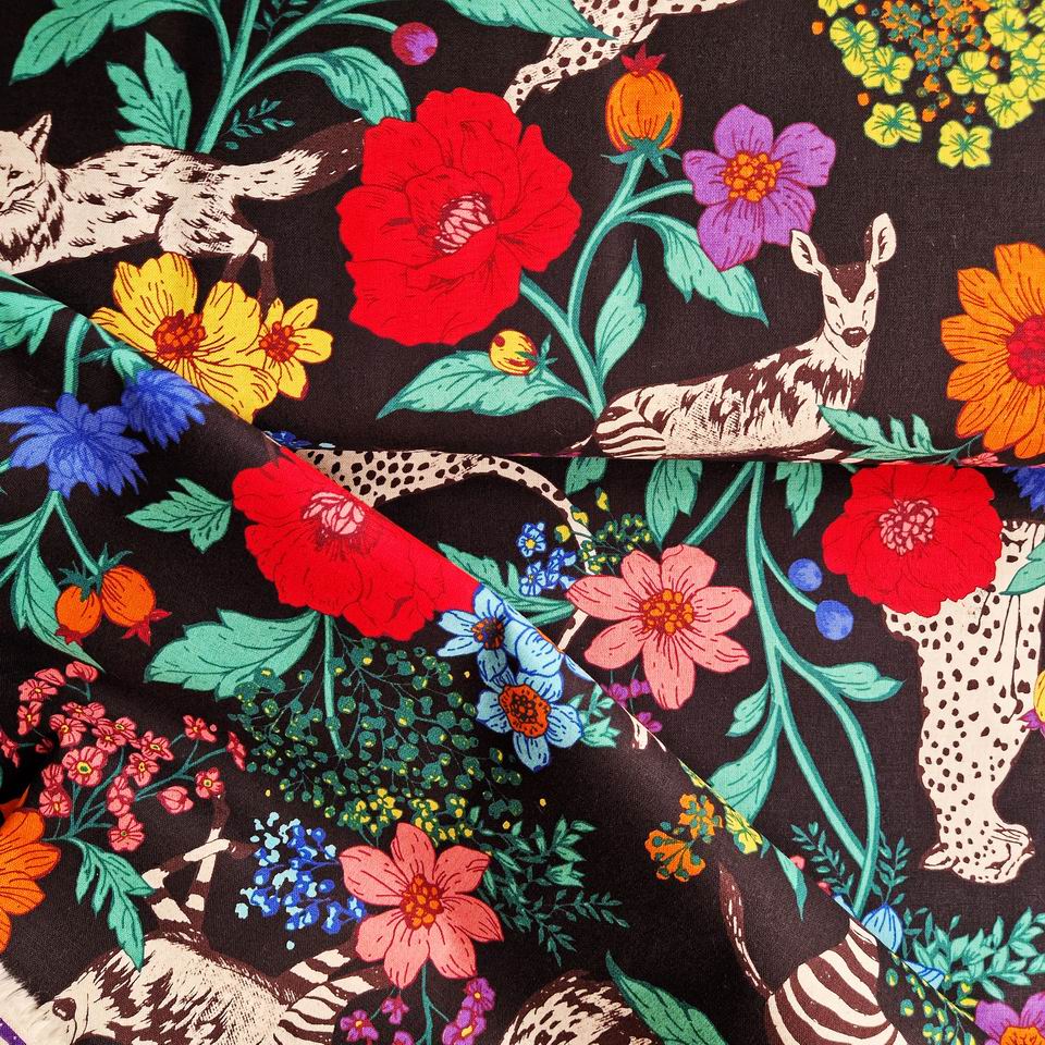 Tissu imprimé Kokka japonais lin coton dessin jungle sur fond noir délicat coloré parfait pour la couture créative