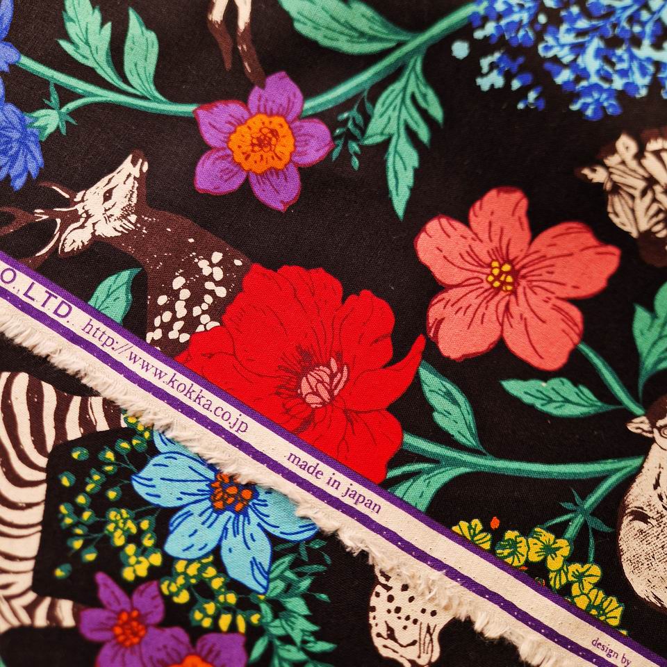 Tissu imprimé japonais canvas lin coton Kokka collection echino pour la couture créative joyeux sobre et coloré dessin au trait sur fond noir et couleurs vives